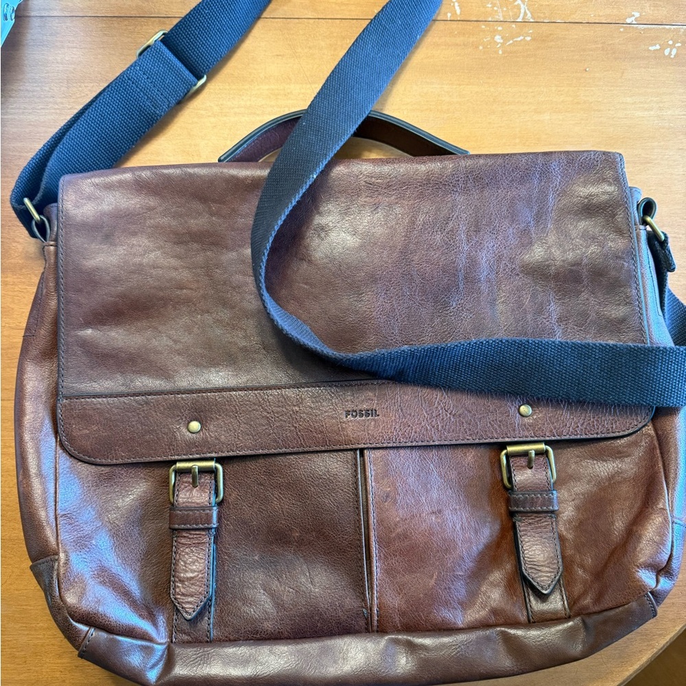Fossil Brown Leather Messenger Bag with Vintage Appeal